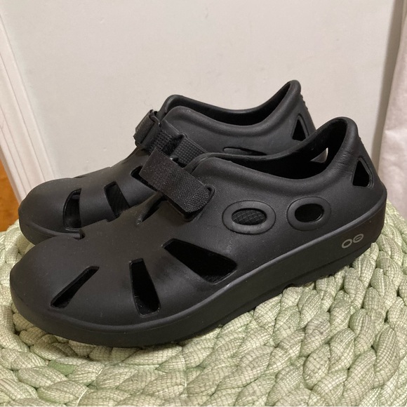 OOFOS Oocandoo Black Outdoors Sandals - Picture 11 of 14